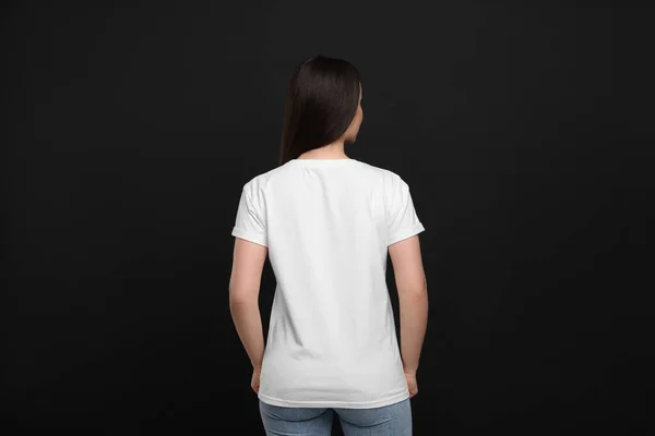Kobieta Białej Koszulce Czarnym Tle Widok Tyłu — Zdjęcie stockowe