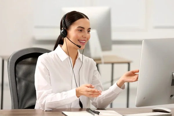 Hotline Operator Met Headset Werkt Computer Kantoor — Stockfoto
