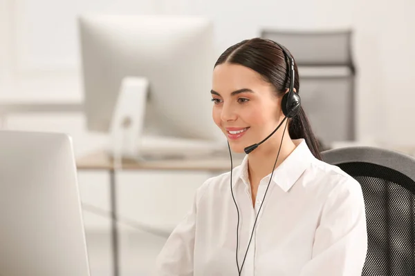 Hotline Betreiber Mit Headset Arbeitet Computer Büro — Stockfoto
