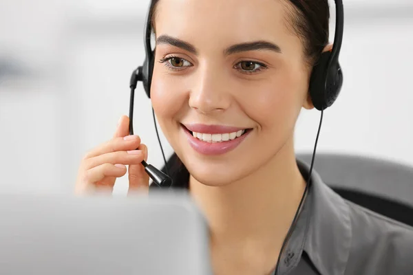 Hotline Operator Met Headset Werkt Computer Kantoor — Stockfoto