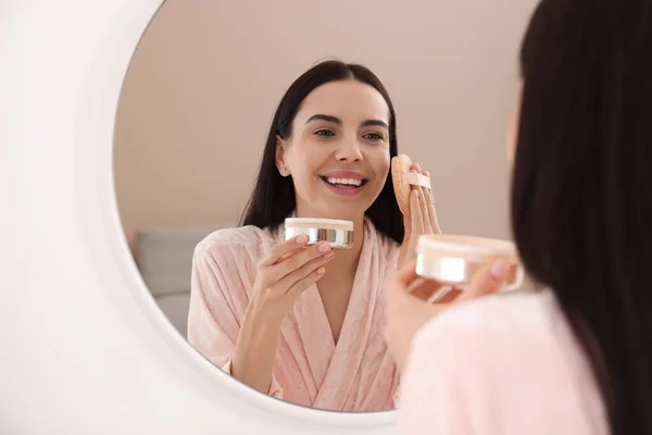 Vacker Ung Kvinna Tillämpa Pulver Med Puff Applikator Nära Spegel — Stockfoto