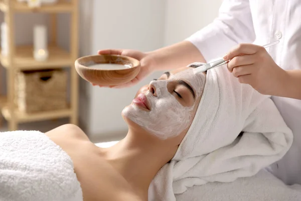 Cosmetologue Appliquer Masque Sur Visage Femme Dans Salon Spa Gros — Photo