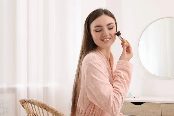 Vacker Ung Kvinna Applicera Makeup Med Borste Inomhus Plats För — Stockfoto