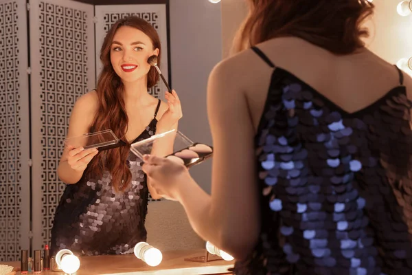 Krásná Mladá Žena Elegantních Šatech Použití Červenat Štětcem Blízkosti Zrcadla — Stock fotografie