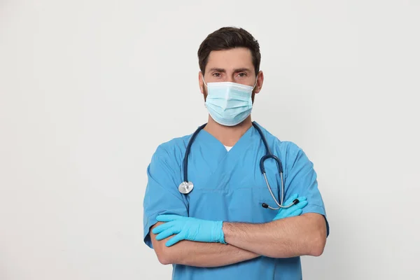 Verpleegster Met Medisch Masker Stethoscoop Witte Achtergrond — Stockfoto