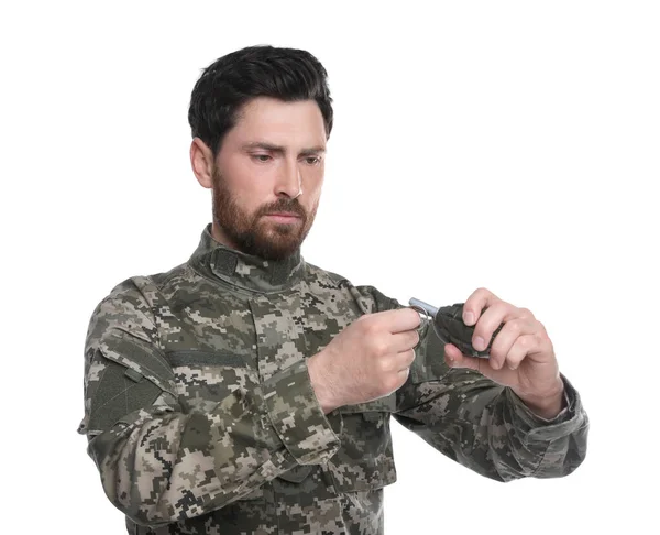 Στρατιώτης Βγάζει Την Περόνη Ασφαλείας Από Χειροβομβίδα Λευκό Φόντο Στρατιωτική — Φωτογραφία Αρχείου