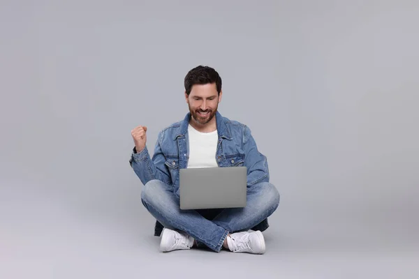 Emotional Man Laptop Light Grey Background — 스톡 사진