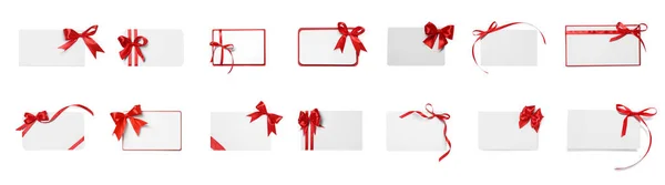白い背景に赤い弓を持つ多くの異なるギフトカードのセット トップビュー — ストック写真