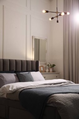 Yastıklı ve şık odalı rahat bir yatak. İç tasarım