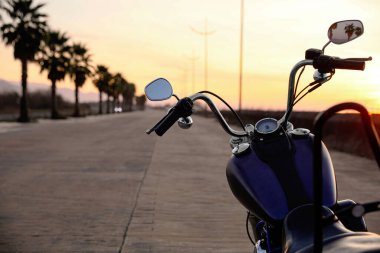 Gün batımında siyah motosiklet yolda. Metin için boşluk