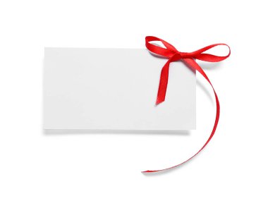 Kırmızı fiyonklu boş hediye kartı beyaz, üst görünümde izole.