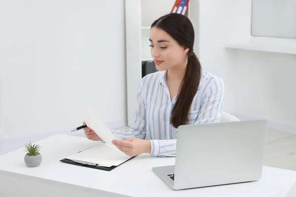Ofiste Dizüstü Bilgisayarla Çalışan Genç Bir Kadın Stajyer — Stok fotoğraf