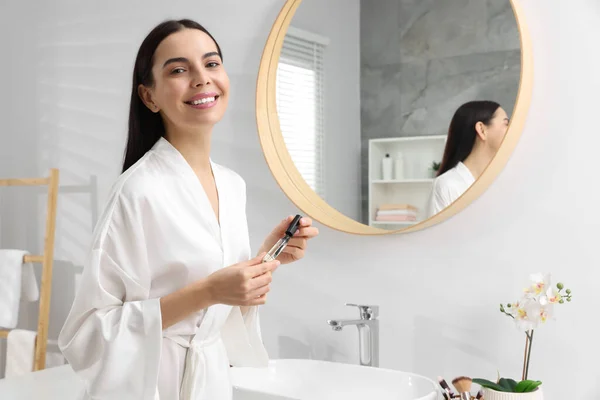 Mulher Jovem Bonita Com Gel Pestanas Perto Espelho Banheiro — Fotografia de Stock