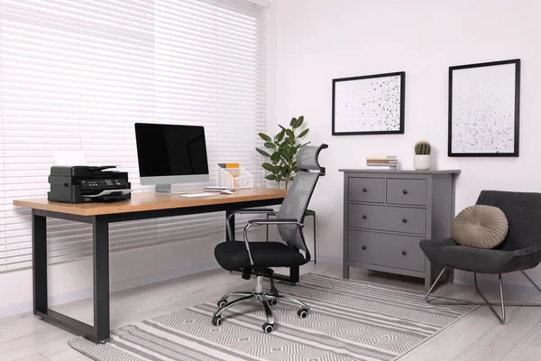 Stilvolles Interieur Mit Schreibtisch Modernem Drucker Und Computer — Stockfoto