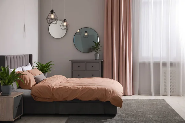 Stilvolles Schlafzimmer Interieur Mit Bequemen Betten Und Grünen Zimmerpflanzen — Stockfoto