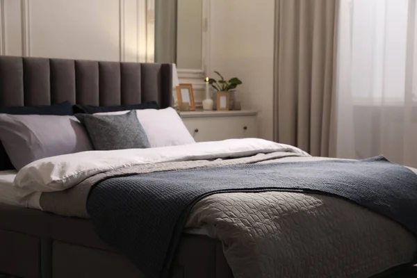 舒适的床 枕头和床上用品在时尚的房间里 室内设计 — 图库照片