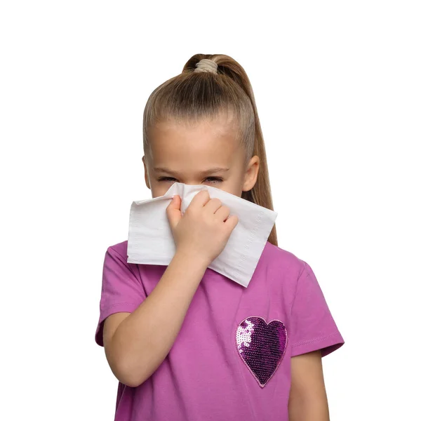 Gadis Sakit Meniup Hidung Dalam Jaringan Pada Latar Belakang Putih — Stok Foto