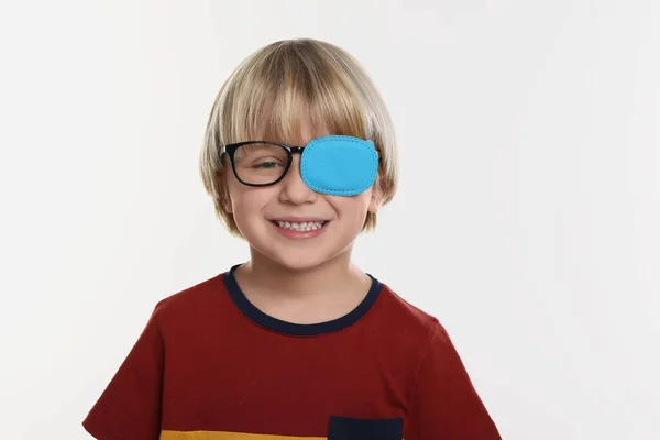 Szczęśliwy Chłopiec Dyszą Okularach Leczenia Zez Białym Tle — Zdjęcie stockowe