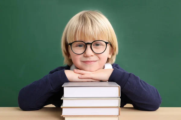 Счастливый Маленький Школьник Сидящий Партой Книгами Рядом Доской — стоковое фото