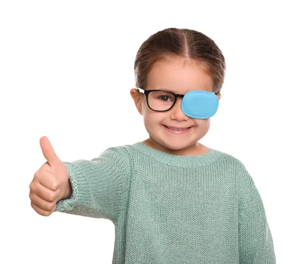 Menina Feliz Com Bocal Óculos Para Tratamento Estrabismo Mostrando Polegares — Fotografia de Stock