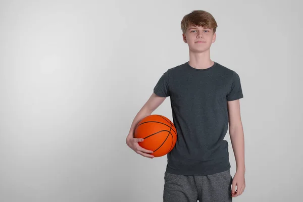 Tienerjongen Met Basketbal Lichtgrijze Achtergrond Ruimte Voor Tekst — Stockfoto