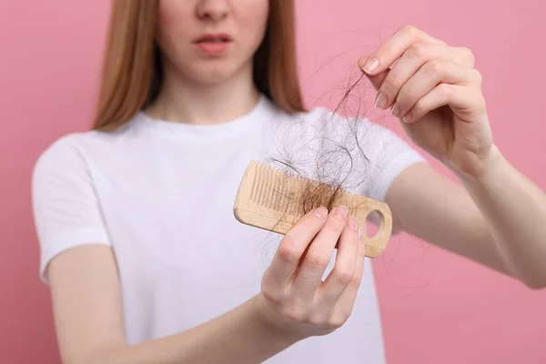 Женщина Распутывает Потерянные Волосы Расчески Розовом Фоне Крупным Планом Задача — стоковое фото