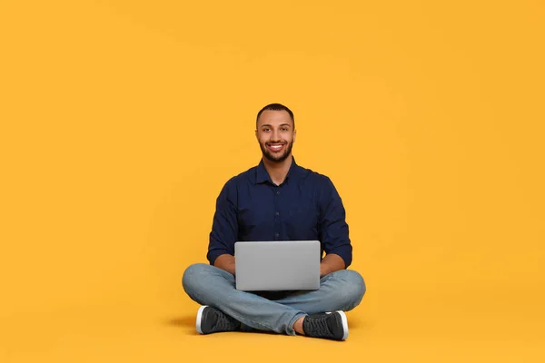 Sorrindo Jovem Trabalhando Com Laptop Fundo Amarelo — Fotografia de Stock