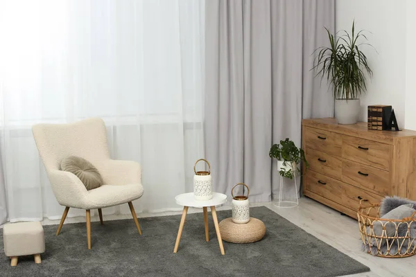 Bequeme Sessel Weißer Tisch Und Stilvolle Laternen Neben Eleganten Vorhängen — Stockfoto