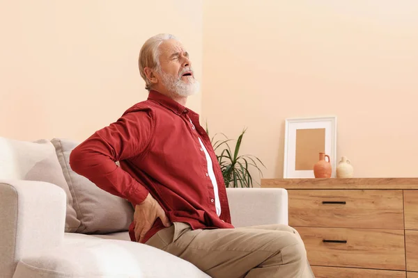 Oudere Man Die Thuis Pijn Zijn Rug Heeft Artritis Symptomen — Stockfoto