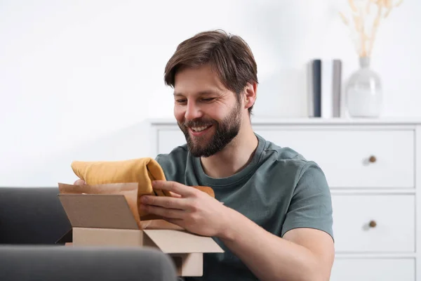 Glad Man Öppnar Paket Hemma Internet Shopping — Stockfoto