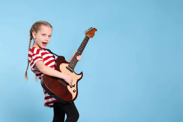 Açık Mavi Arka Planda Elektro Gitarı Olan Tatlı Bir Kız — Stok fotoğraf