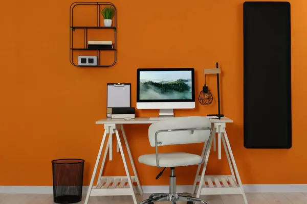 Çalışma Odası Modern Bilgisayar Ahşap Masa Turuncu Duvarın Yanında Rahat — Stok fotoğraf