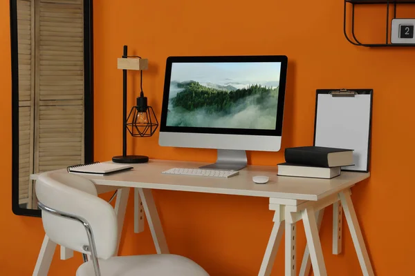 Çalışma Odası Modern Bilgisayar Ahşap Masa Turuncu Duvarın Yanında Rahat — Stok fotoğraf