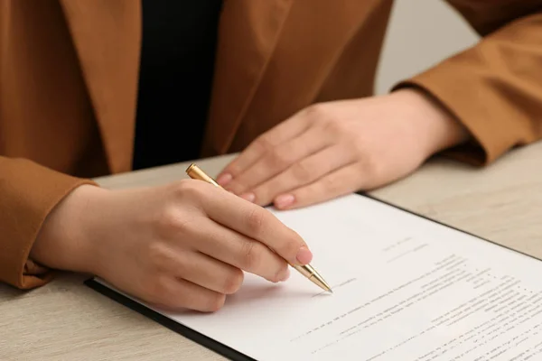 Femme Signant Document Table Bois Gros Plan — Photo
