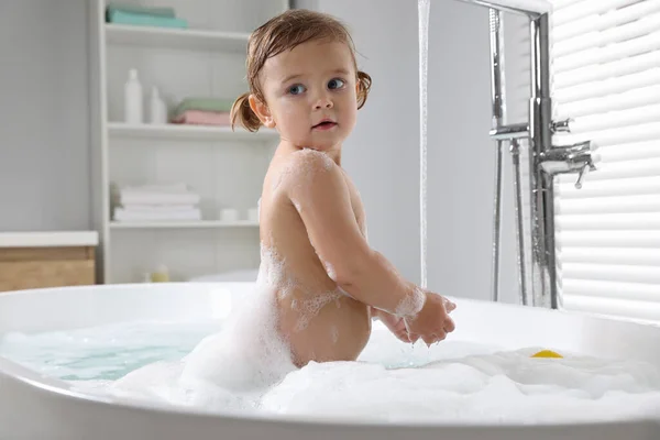 Şirin Küçük Kız Evde Köpüklü Banyo Yapıyor — Stok fotoğraf