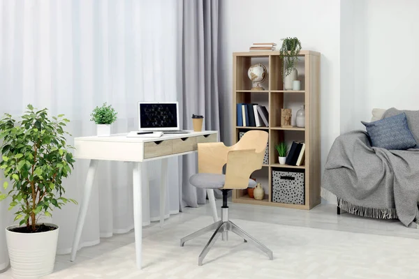 Рабочее Место Современным Ноутбуком Столе Удобное Кресло Дому — стоковое фото