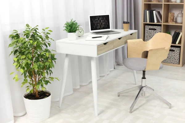 Local Trabalho Com Laptop Moderno Mesa Cadeira Confortável Casa — Fotografia de Stock