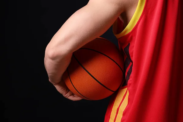 Sportovní Muž Basketbalovým Míčem Černém Pozadí Detailní Záběr — Stock fotografie