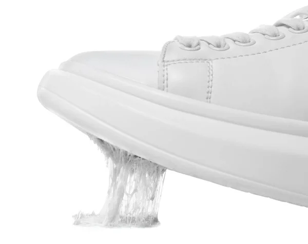 靴ともにチューインガムでソールに白い背景 クローズアップ — ストック写真