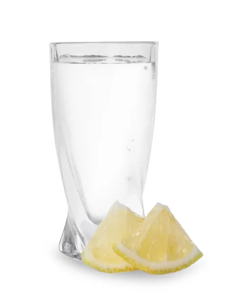 Водку Ломтиками Лимона Белом Фоне — стоковое фото