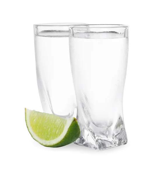 Beyaz Arka Planda Limon Dilimli Votka Bardakları — Stok fotoğraf