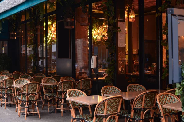 Outdoor Kafe Dengan Kursi Rotan Dan Meja — Stok Foto
