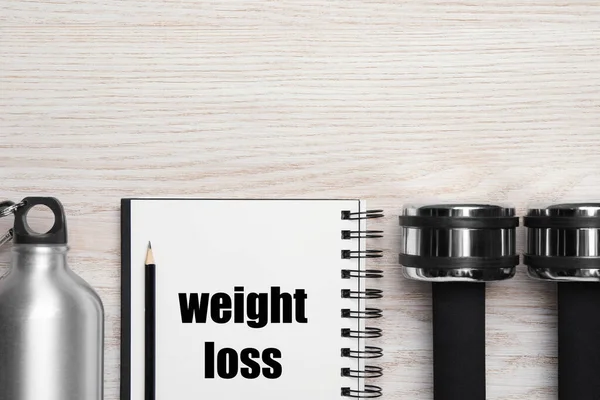 Gewichtsverlust Konzept Flache Liegekomposition Mit Notizbuch Hanteln Und Wasserflasche Auf — Stockfoto