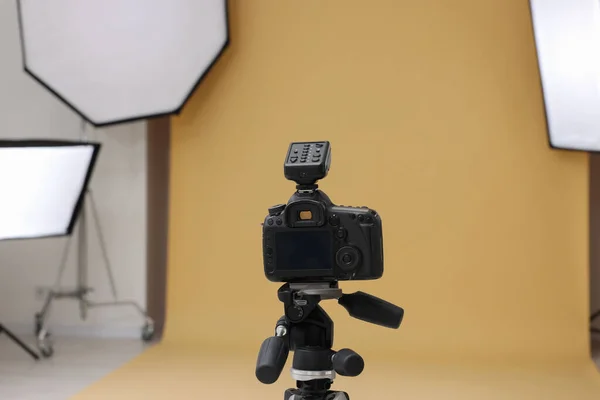 Caméra Sur Trépied Équipement Éclairage Professionnel Dans Studio Photo Moderne — Photo