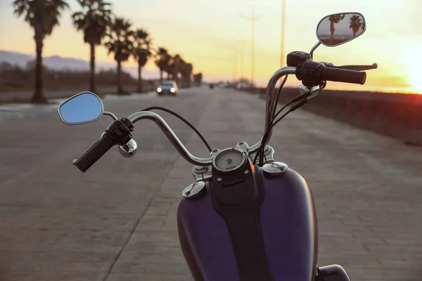 Moto Preto Moderno Estrada Pôr Sol — Fotografia de Stock