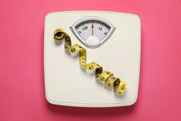 Waagen Und Maßband Auf Rosa Hintergrund Draufsicht Übergewichtskonzept — Stockfoto