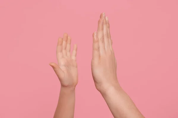 Mother Daughter Giving High Five Pink Background Closeup Hands — Stock Photo, Image