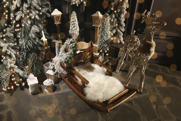 Trineo Madera Linternas Ciervos Decoración Navidad Suelo —  Fotos de Stock