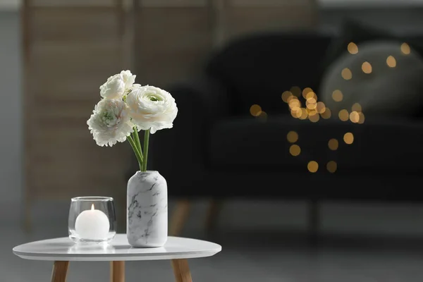 Vas Dengan Bunga Putih Yang Indah Dan Lilin Terbakar Atas — Stok Foto