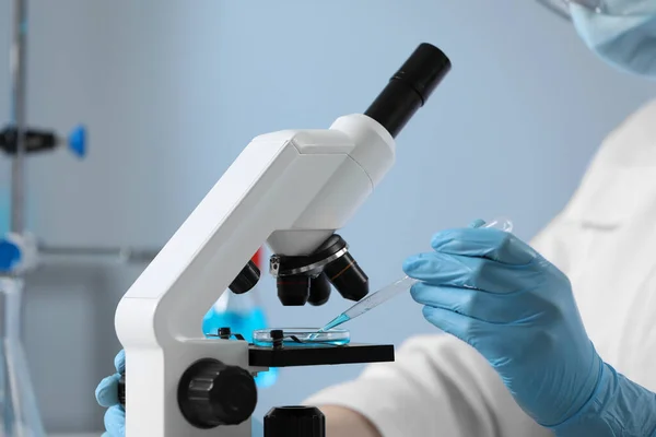 Cientista Pingando Amostra Placa Petri Enquanto Trabalhava Com Microscópio Laboratório — Fotografia de Stock